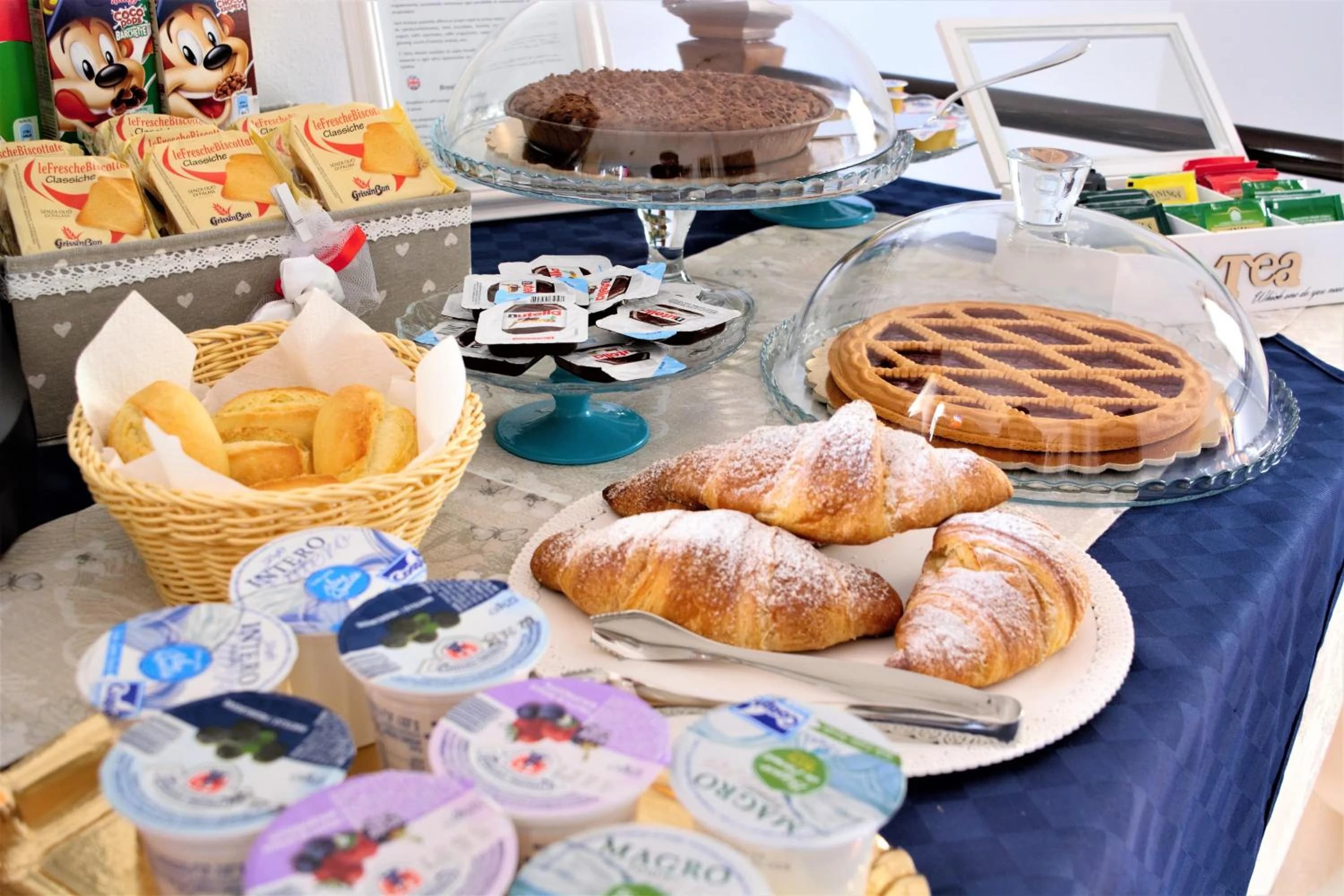 Italienisches Frühstück auf der Terrasse